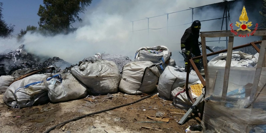 Ragusa, incendio in un deposito di pvc triturato lungo la SS.115