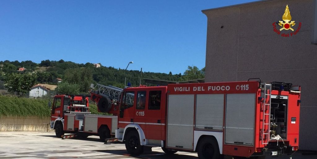 Ancona, incendio tetto di un capannone industriale