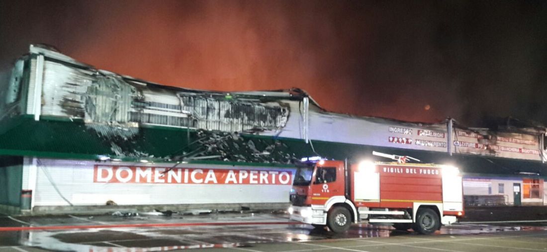 Alessandria, incendio in un complesso commerciale