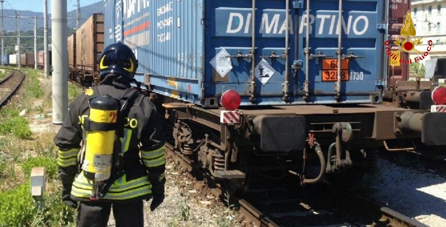 La Spezia, sospetta perdita di sostante tossiche da un contenitore su un carrello ferroviario