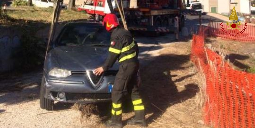 Macerata, recupero autovettura finita in un fossato