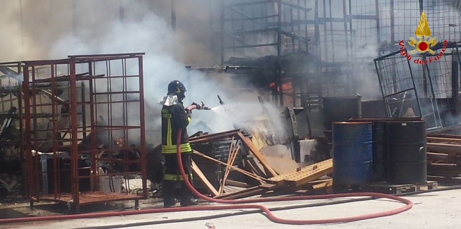 Ancona, incendio in un deposito di materiale elettrico nel comune di Fabriano