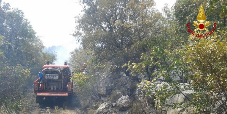 Trieste, incendio sterpaglie presso la ferrovia di Duino