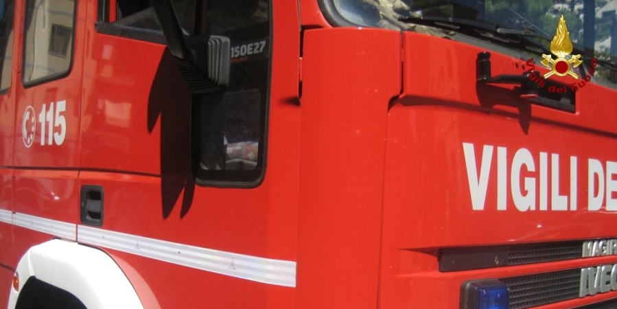 Prato, incendio all'interno di un'azienda tessile