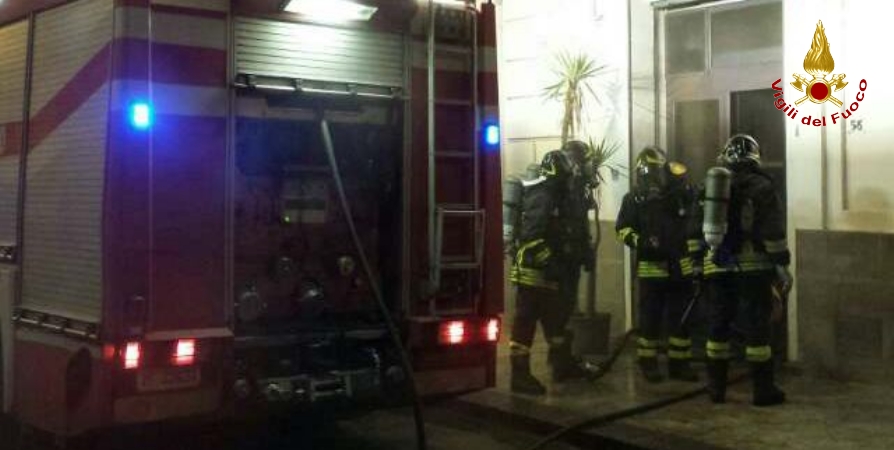 Reggio Calabria, incendio in un bar di Roccella Jonica