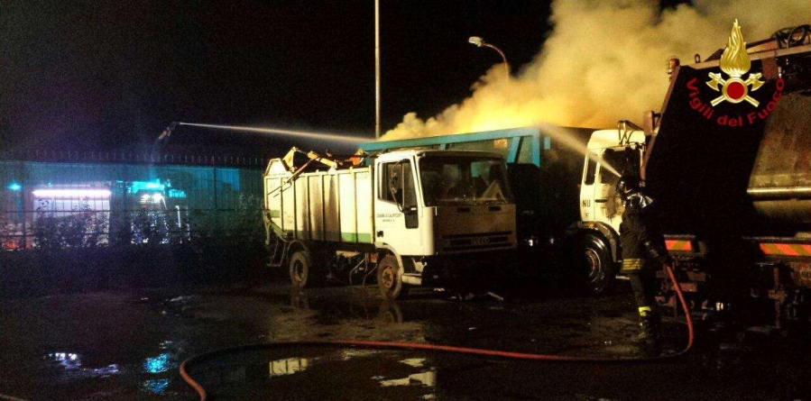 Crotone, incendio di deposito compattatori nel comune di Torre Melissa