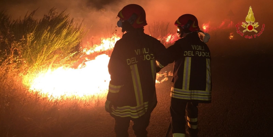 Oristano, vasto incendio boschivo sul territorio di diversi comuni della provincia