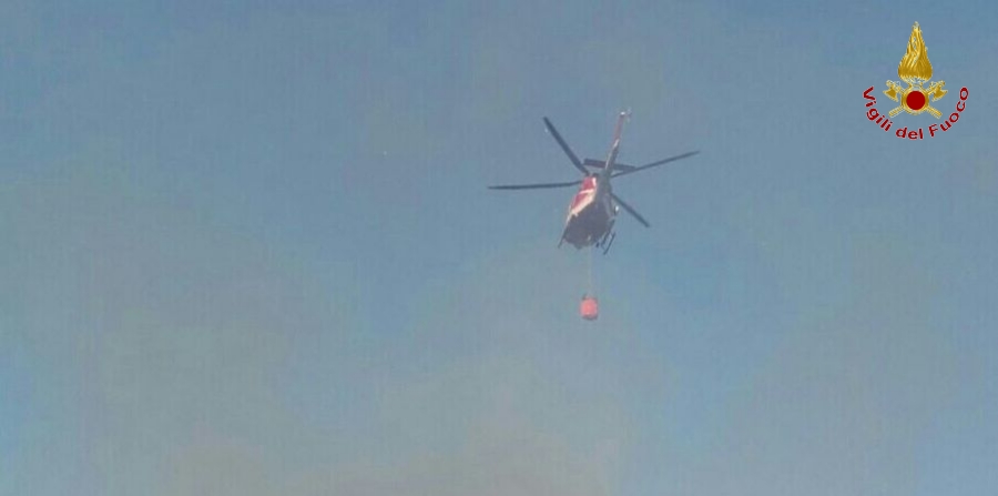 Catania, vasto incendio nel Parco dell'Etna