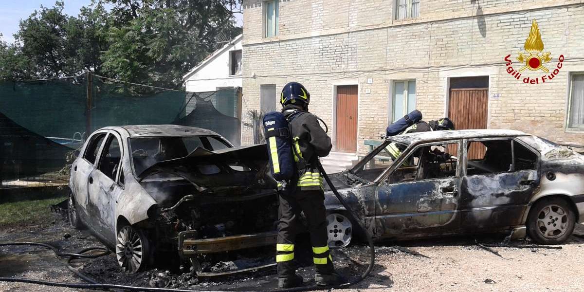 Macerata, incendio autovetture