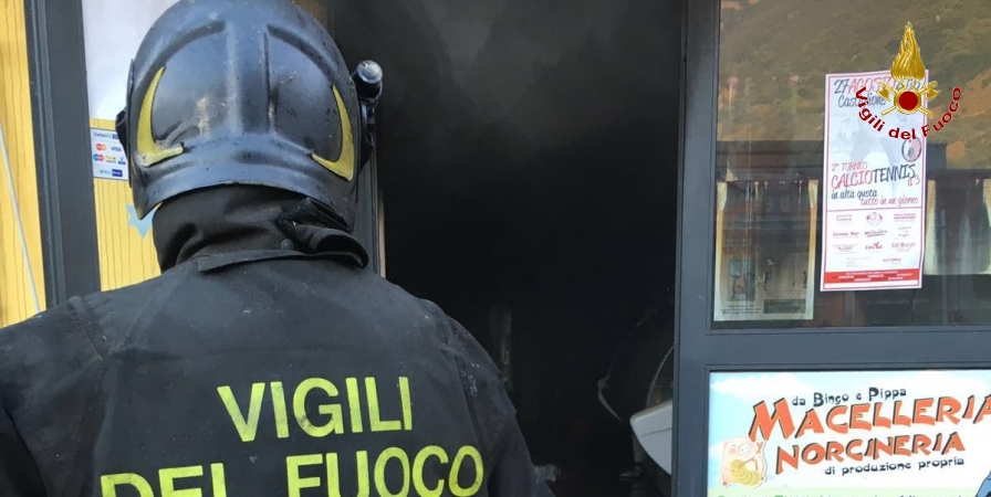 L'Aquila, incendio in un locale commerciale nel comune di Tornimparte