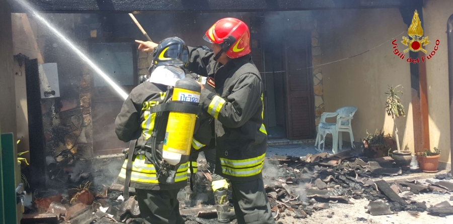 Crotone, incendio in un'abitazione nel comune di Rocca di Neto