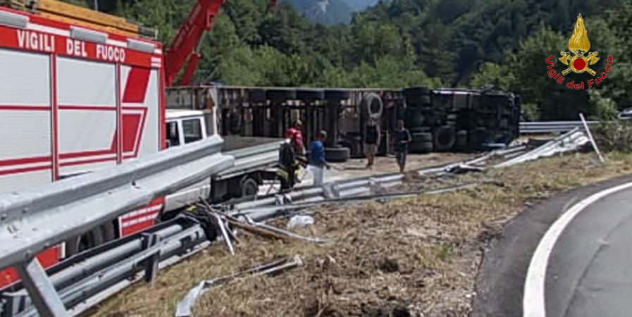 Ascoli Piceno, autoarticolato si rovescia sulla via Salaria nel comune di Arquata