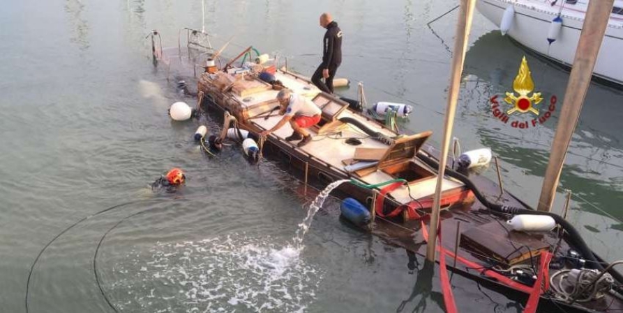 Ancona, recuperata imbarcazione a vela affondata nel porto di Civitanova Marche