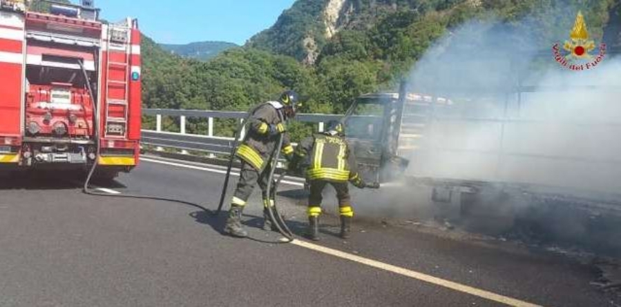 Reggio Calabria, incendio di un autofurgone sulla strada di "Grande Comunicazione Jonio-Tirreno"