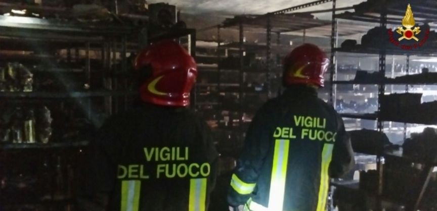 Messina, incendio deposito a Villafranca Tirrena