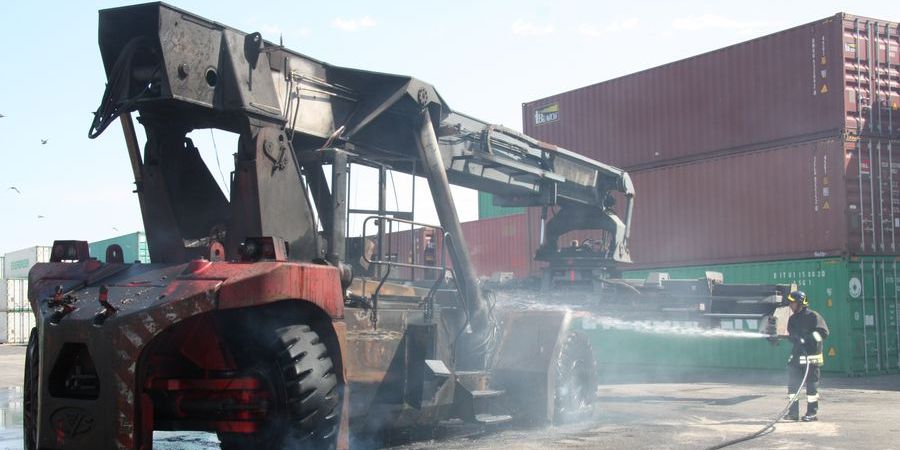 Bari, incendio di una gru al porto