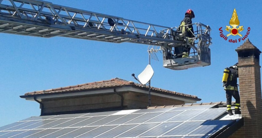 Ancona, incendio pannelli fotovoltaici a Polverigi