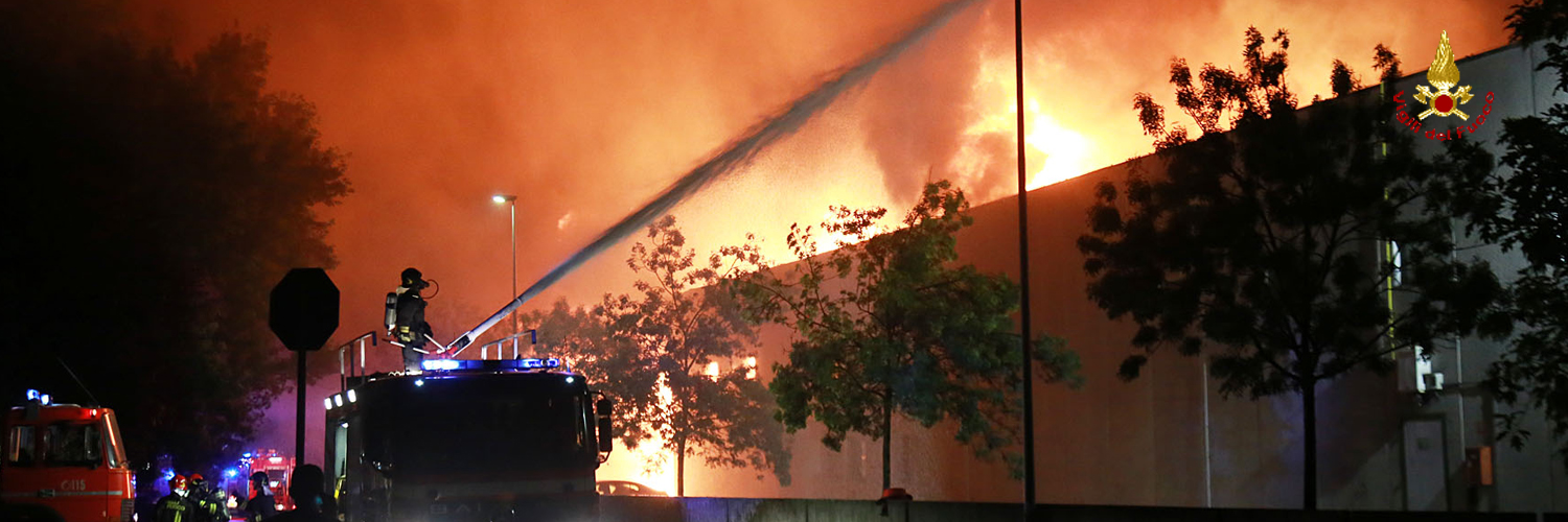 Pordenone, vasto incendio in un impianto per la produzione di inchiostri