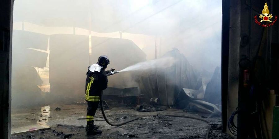 Roma, incendio falegnameria a Cerenova
