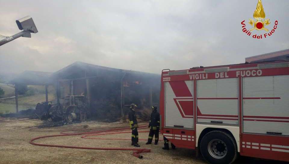 Macerata, incendio fienile a Matelica