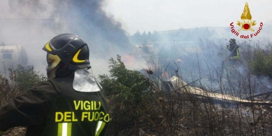 Roma, incendio sterpi