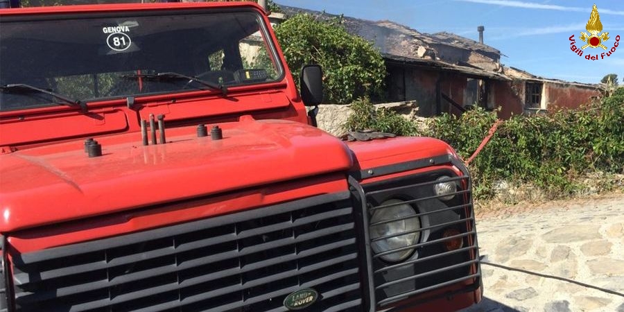 Genova, incendio in una villetta