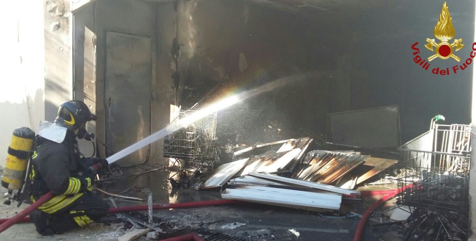 Crotone, incendio in un deposito