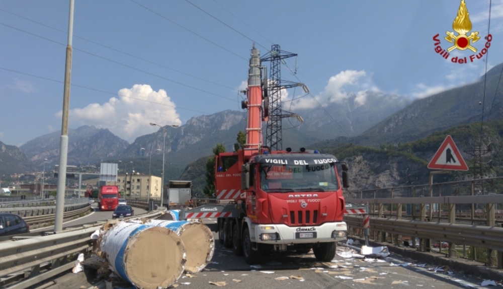 Lecco, un autotreno perde il carico sulla SS36