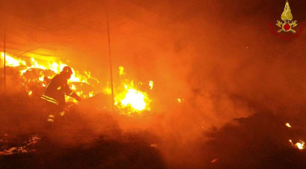 Ancona, incendio fienile a Osimo