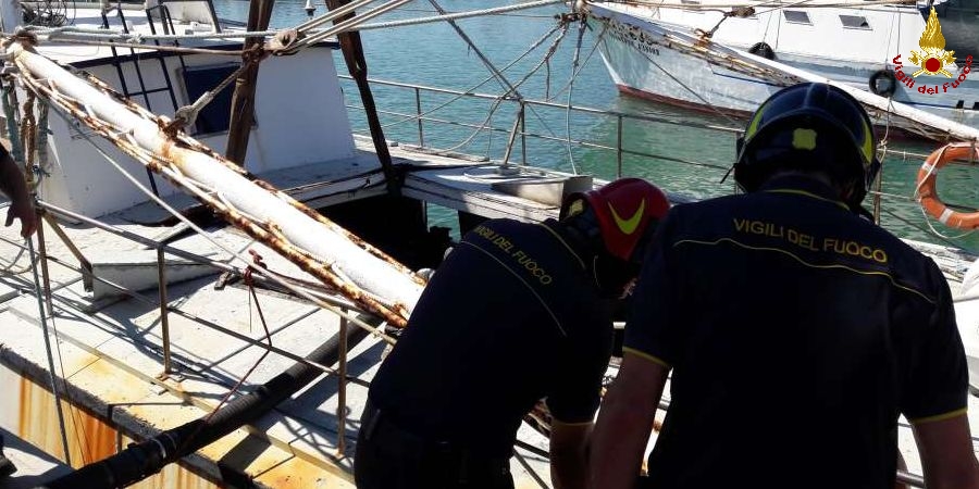 Macerata, recupero peschereccio nel porto Civitanova Marche