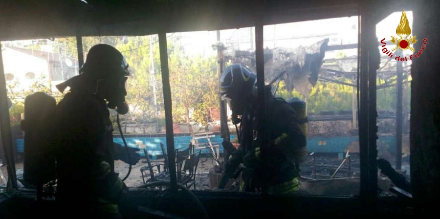 Roma, incendio in un appartamento