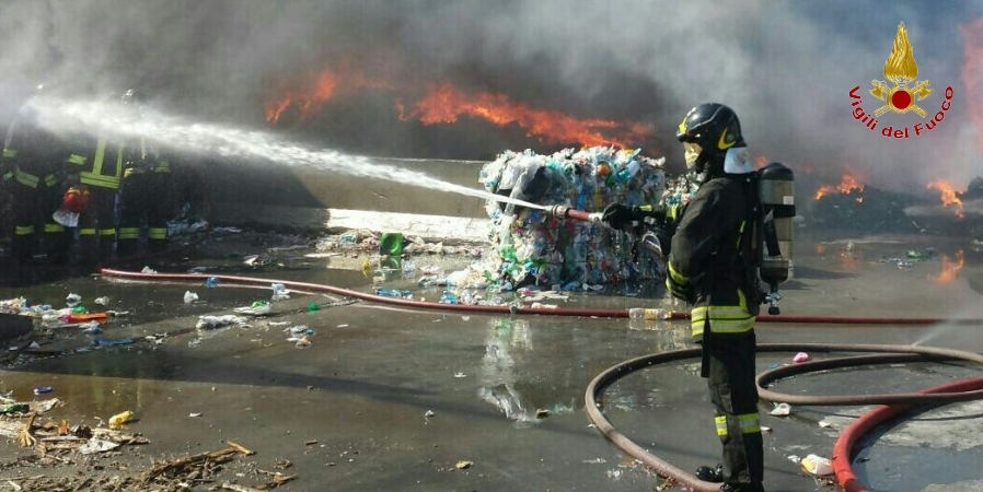 Catania, vasto incendio in un'azienda specializzata nello smaltimento dei rifiuti