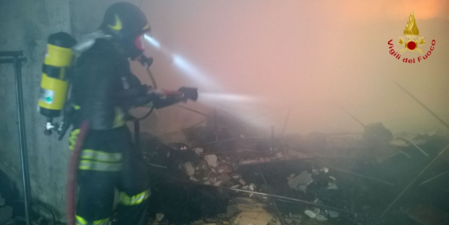 Terni, incendio palazzina coinvolge appartamenti e negozi nel comune di Castel Giorgio