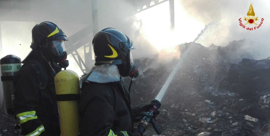 Vibo Valentia,  incendio in una piattaforma ecologica nel comune di Ricadi