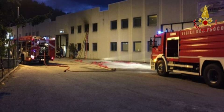Macerata, incendio in un impianto di falegnameria