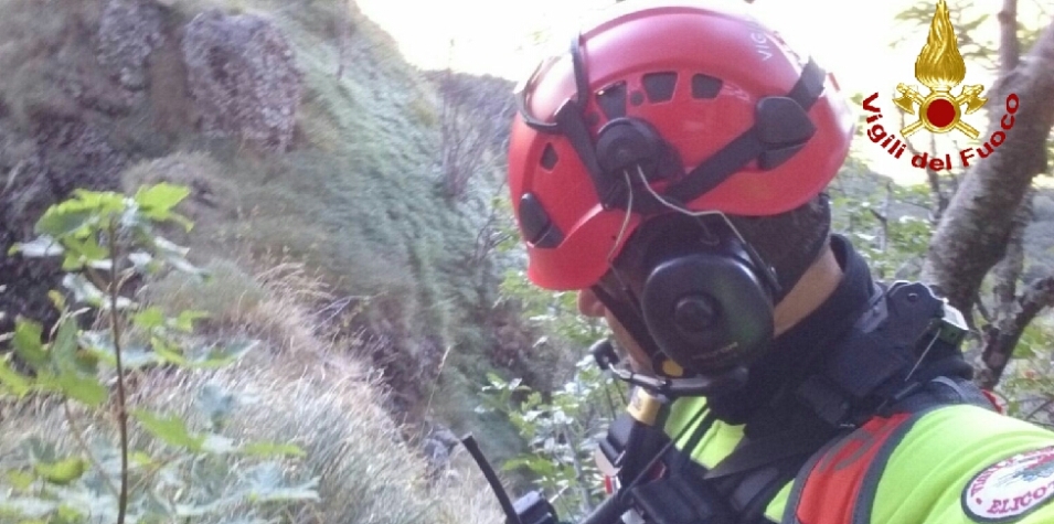Genova, soccorso un escursionista bloccato su una parete rocciosa