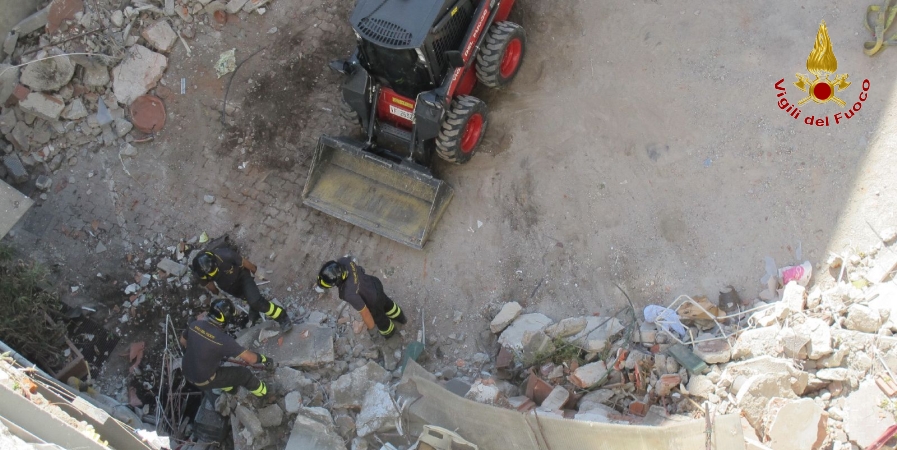 Novara, crollano i balconi di una palazzina in città