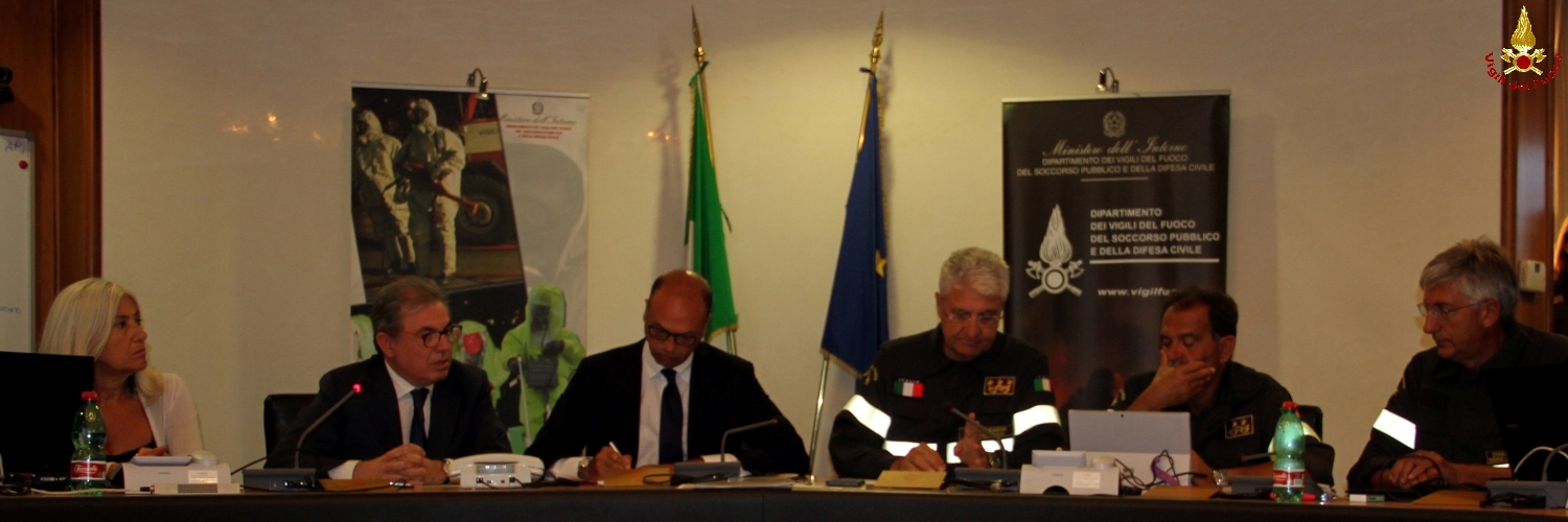 Terremoto, il 'sistema Viminale' al lavoro: il ministro in collegamento con le strutture sul campo Alfano ha preso parte ad una riunione nella sala operativa dei vigili del fuoco per un punto della situazione anche con i prefetti di Rieti e Ascoli