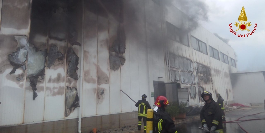 Ragusa, vasto incendio in un'azienda nella zona industriale di Modica