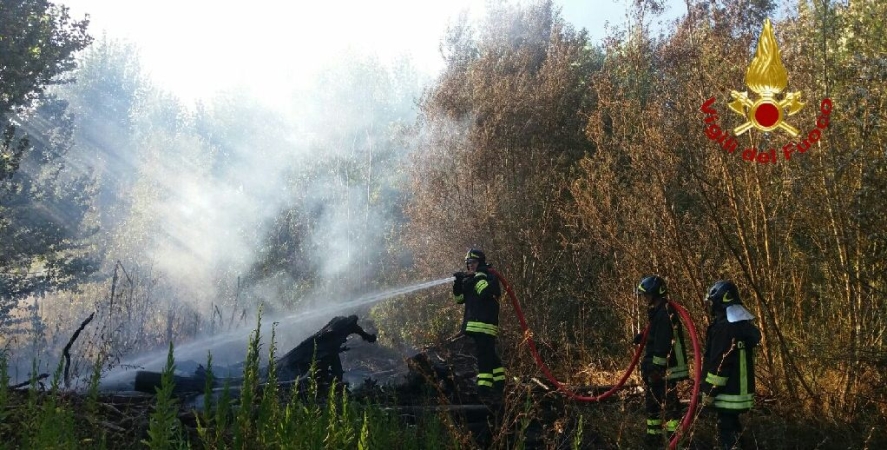 La Spezia, vasto incendio nel parco fluviale del Magra