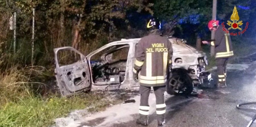 Ancona, autovettura incendiata a seguito di incidente stradale