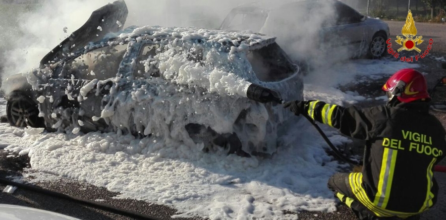 Padova, incendio coinvolge numerose autovetture
