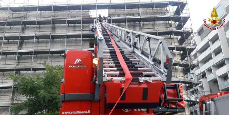 Milano, incendio all'interno di un palazzo nella periferia est