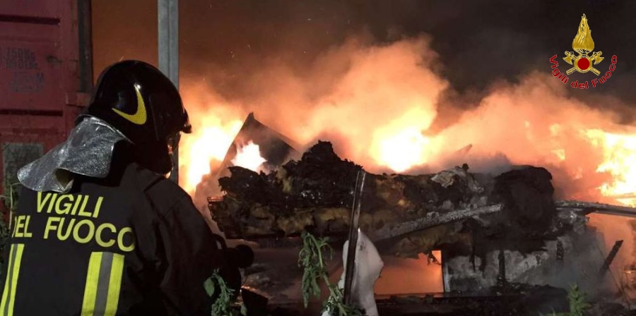 Roma, incendio roulotte e magazzino nel comune di Civitavecchia