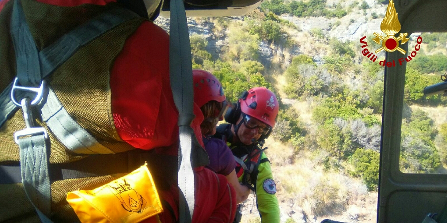 Genova, elicottero del Nucleo VVF soccorre due turiste in difficoltà
