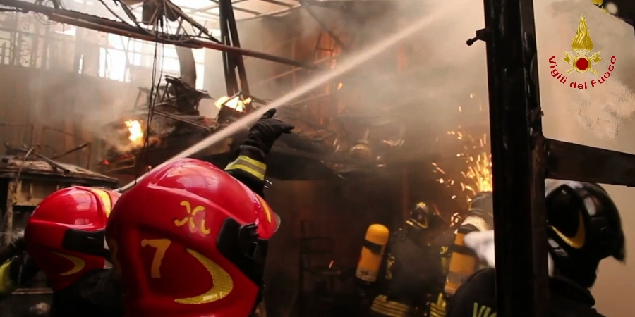 Reggio Calabria, incendio deposito a Gioia Tauro