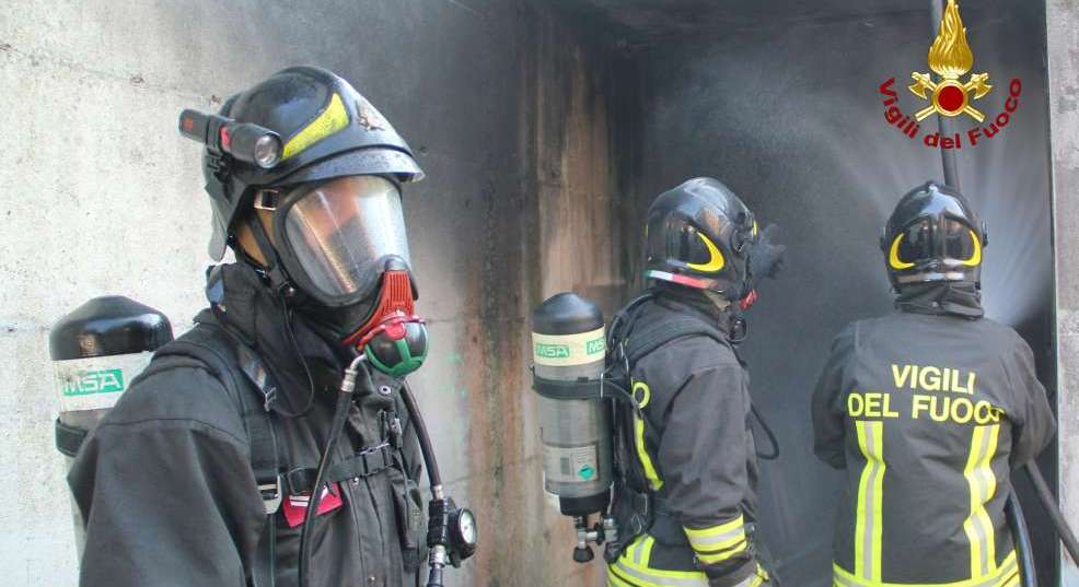 Ancona, incendio magazzino al centro polifunzionale