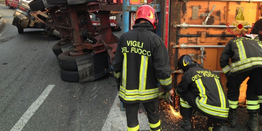 Genova, rovesciamento di un mezzo pesante all'uscita di "GE-Ovest"