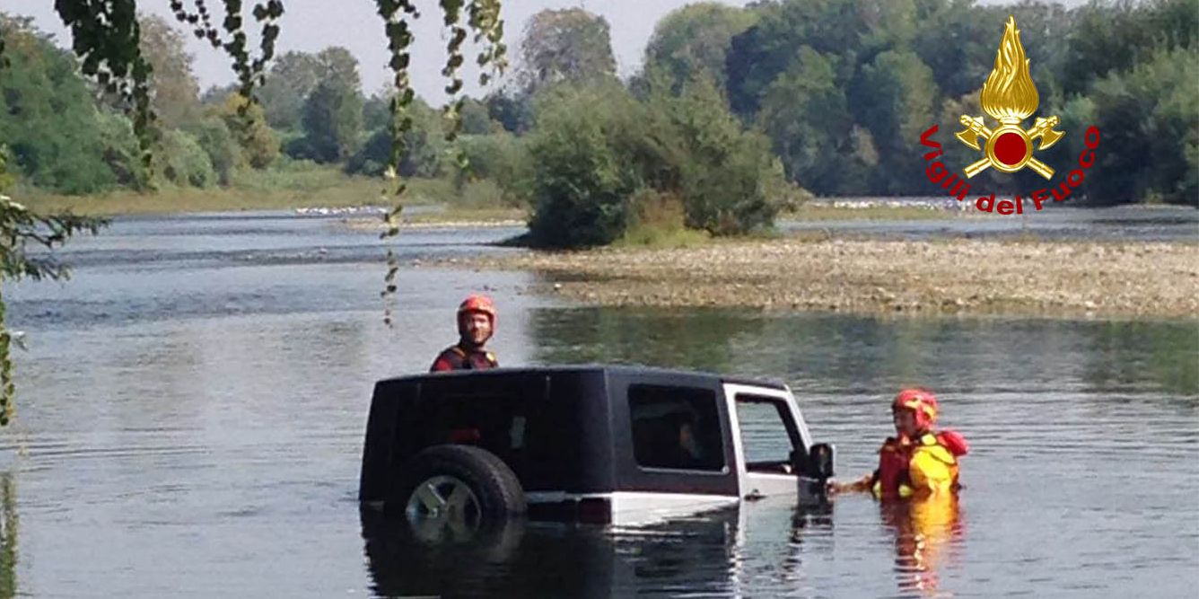 Lucca, recupero di un fuoristrada rimasto bloccando nel letto del fiume Serchio