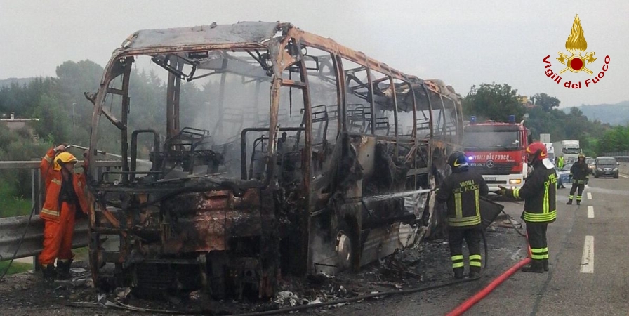 Teramo, in fiamme autobus di turisti